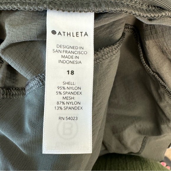 Athleta Trekkie North Shorts Women's Size 18 530626-02 Olive Green NWT Hiking - Picture 3 of 12
